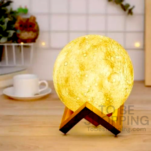 15 সেমি 3D প্রিন্টেড মুন লাইট ল্যাম্প, স্ট্যান্ডের উপর থেকে আলোকিত অবস্থায়।